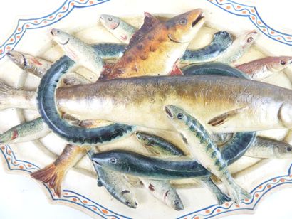 null FONTBONNE, suiveur de PALISSY: Plat ovale en barbotine "mat" à décor de poissons,...