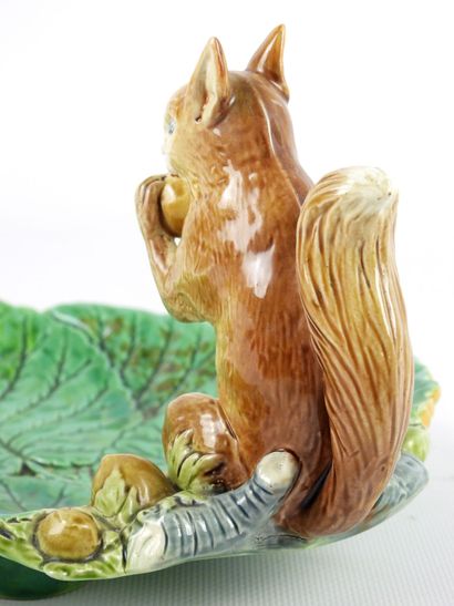 null MINTON : Coupe vide-poche en barbotine à décor d'un écureuil sur une feuille....