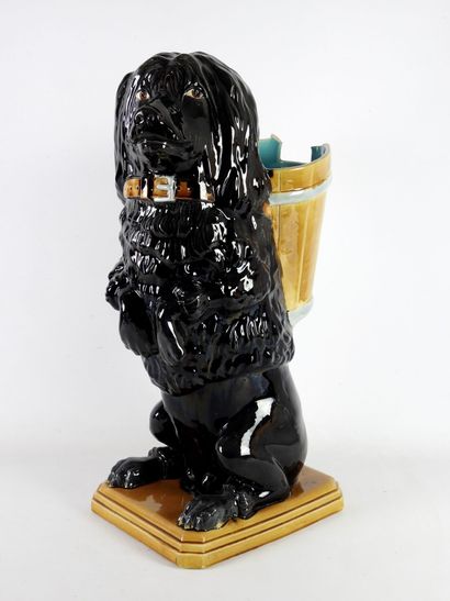 null IMPORTANT PORTE-PARAPLUIE en céramique en forme d'un chien tenant un panier...