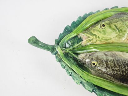 null BATTAGLIA (Varages, Var): Paire de plats à décor de poissons méditerranéens...