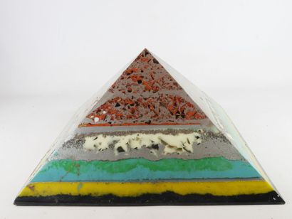null Pierre et Christine GIRAUDON (atelier actif entre 1960 et 2001) : Pyramide....