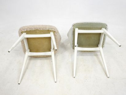 null Louis PAOLOZZI (XXe): Paire de chaises en bois repeint blanc, garniture velours...