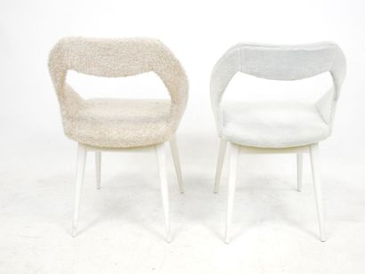 null Louis PAOLOZZI (XXe): Paire de chaises en bois repeint blanc, garniture velours...