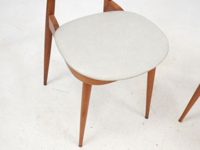 null BAUMANN : Paire de chaises, modèle "Licorne" en bois et skaï blanc. 78 x 42...