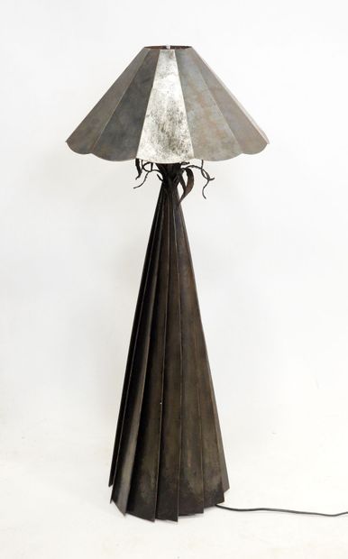 null Pascal MORISSET (XXe) : 

Importante lampe en lames de fer soudées.

Haut: 98cm

Pascal...
