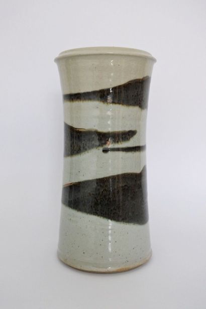 null Charles HAIR (né en 1955) Vase albarello en grès à décor émaillé marron sur...