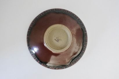 null Charles HAIR (né en 1955) : Coupe circulaire en grès à décor émaillé marron....