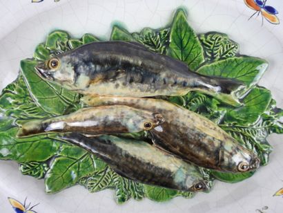 null RENOLEAU : Plat ovale aux "sardines, poissons" sur feuilles en faience dite...