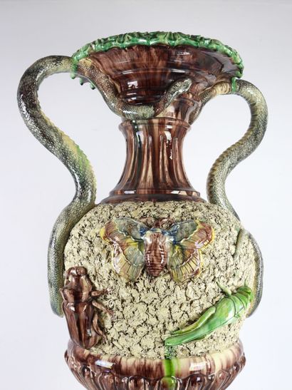 null 
CALDAS DA RAINHA - PORTUGAL : Monumental vase en forme d'amphore en céramique,...