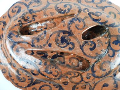 null AVISSEAU à Tours : Grand plat en céramique vernissée à décor d'un rouget, truite...