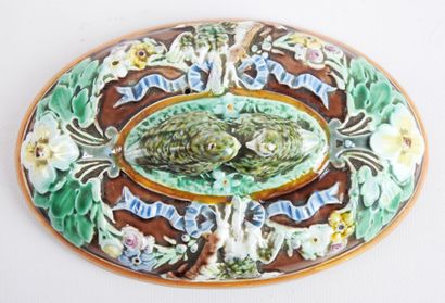 null WEDGWOOD : Terrine en faïence polychrome dite barbotine de forme ovale à décor...