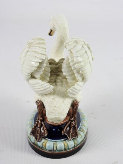 null Hugo LONITZ (XIXth): Swan in barbotine. Cachet Lonitz. N°1767. H: 13 cm



Hugo...