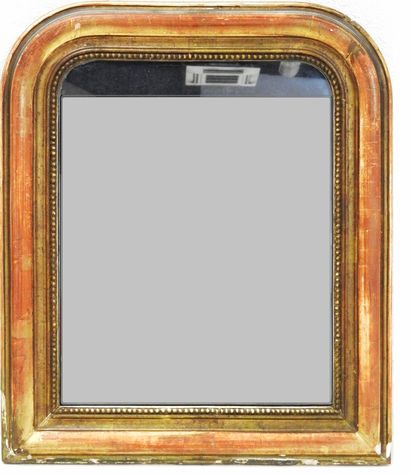 null Mirror of arched form in gilded wood and stuccoed with a frieze of pearls


19th...