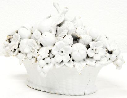 null Centerpiece in white glazed earthenware featuring a basket of fruit.


Size...