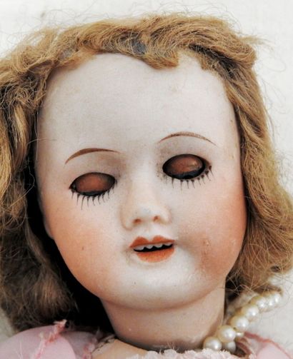 null Unis France - Paris


Porcelain doll, articulated body in boiled cardboard,...