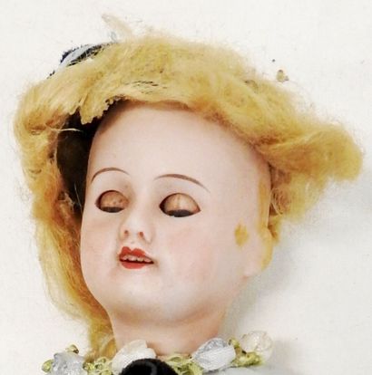 null Unis France - Paris


Boiled cardboard doll, sleeping eyes, open mouth.


Hollow...
