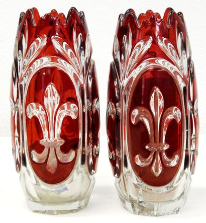 null Pair of ovoid vases in garnet crystal decorated with a fleur-de-lis


H. 32...