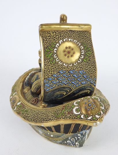 null JAPAN-SATSUMA: Censer in the shape of boat and character in polychrome and enamelled...