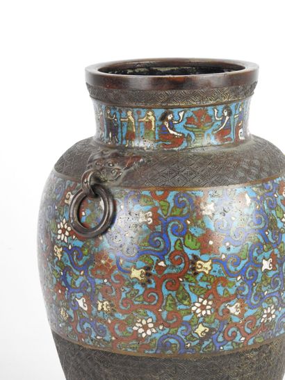 null CHINA. Vase in cloisonné enamels of baluster form with polychrome bands. H.:...