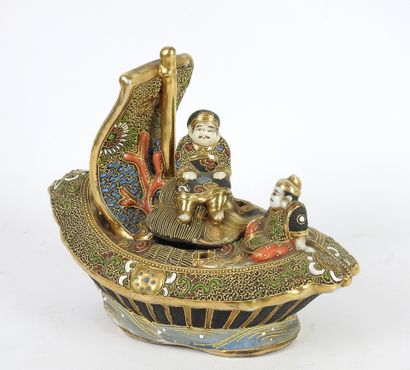 null JAPAN-SATSUMA: Censer in the shape of boat and character in polychrome and enamelled...