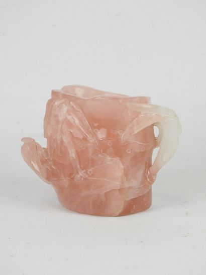 null CHINA. Rose quartz pot decorated with branches. H.: 12 cm. Small accidents