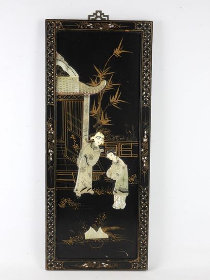 null CHINA (20th century) : Blackened wood panel decorated with a court scene in...