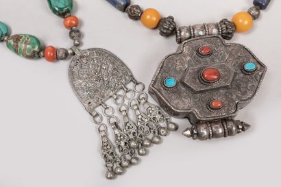 null TIBET.

Silver, turquoise, red coral.

-Necklace made of various beads and a...