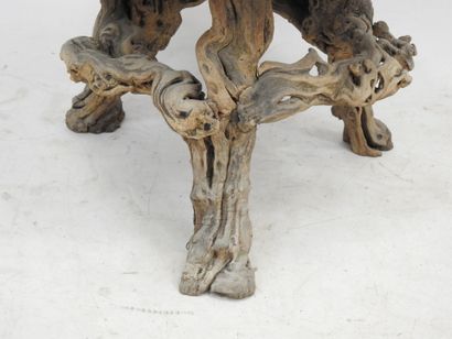 null LOW TABLE the foot of vine. Brutalist work. H: 51 - Diam: 65 cm (wear)