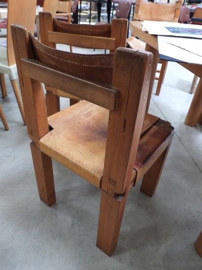 null Pierre CHAPO (1927-1987)

Four solid elm chairs model "S11" assembled by nesting,...