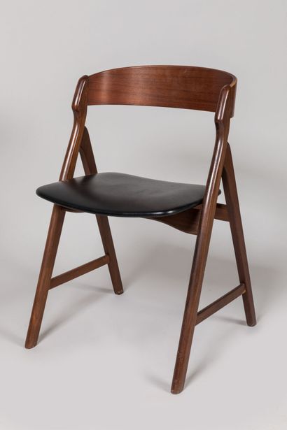 null Henning KJAERNULF (XXth-XXIst): 

Armchair in wood and black skai, rounded back,...