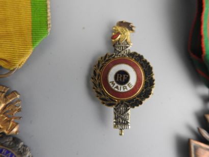 null FRANCE.DECORATIONS. Lot composed of a war cross, a military medal, a veteran's...