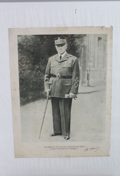 null AFFICHE. Portrait du maréchal Pétain en pied avec légende "La patience est peut-être...