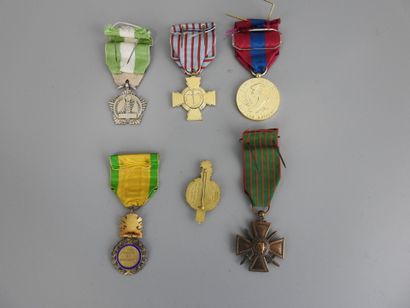 null FRANCE.DECORATIONS. Lot composed of a war cross, a military medal, a veteran's...