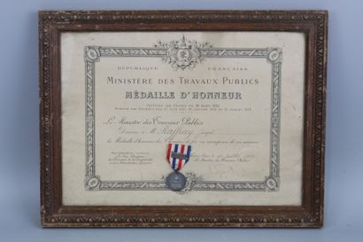 null DIPLÔMES. Médaille d'honneur de bronze avec diplôme attribuée par le ministère...