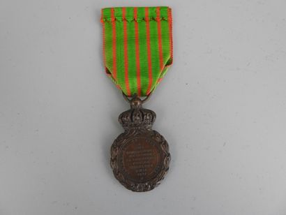 null FRANCE.DECORATIONS. Médaille de Sainte Hélène en bronze, avec son ruban. BE