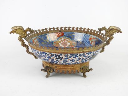 null IMARI: Cup mounted in enamelled porcelain decorated with fantastic animals and...