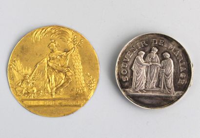 null FRANCE. Médaillon en cuivre doré représentant la déesse Athena brûlant des trophées...