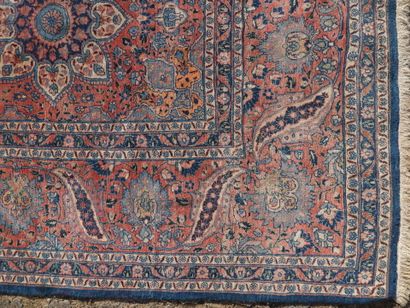 null IRAN : Tapis en laine à décor de neuf motifs floraux sur fond rouge, les bordures...