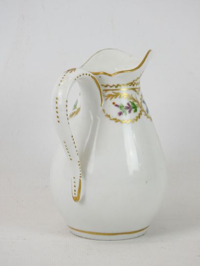 null Manufacture de LOCRE - Paris : Milk pot in porcelain of pansue form with polychrome...
