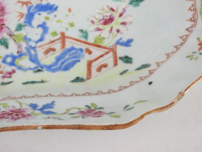 null CHINA: Hollow dish of form chantournée out of porcelain with decoration in enamels...