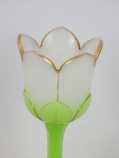 null VASE CALICE in the shape of flower bloomed in green and milky opaline. XIXth...