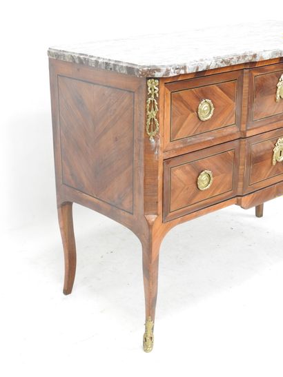 null WOODEN COMMODE in veneer and marquetry decorated with nets, the front with projection...
