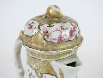 null CHINE : Verseuse en porcelaine émaillée et dorée à décor de femme et enfant...