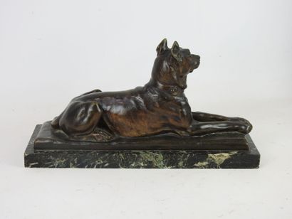 null Charles GREMION (XIX-XX) : Reclining dog. Bronze with brown patina on marble...