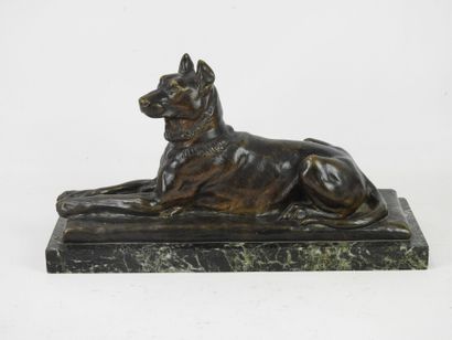 null Charles GREMION (XIX-XX) : Reclining dog. Bronze with brown patina on marble...