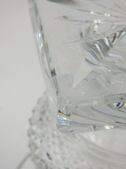 null SAINT LOUIS : Vase Médicis en cristal à décor de pointes de diamant. Cachet...