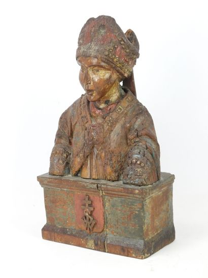 null Carved wood bust representing Saint Wenceslas. Old traces of polychromy. 17th...