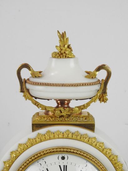 null White marble and chased and gilt bronze HANGER decorated with detached columns...
