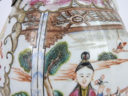 null CHINE : Verseuse en porcelaine émaillée et dorée à décor de femme et enfant...