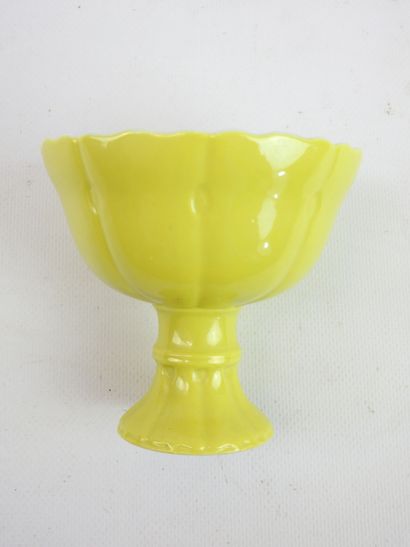 null CHINA: Sorbet on foot in yellow ribbed porcelain with gold stain at the foot....